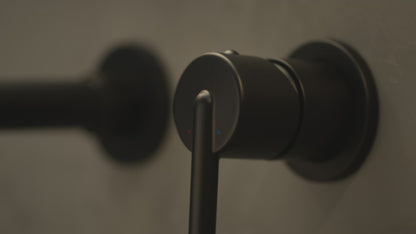 Delta Garniture de robinet de salle de bains à fixation murale à poignée unique TRINSIC - Noir mat (valves vendues séparément)